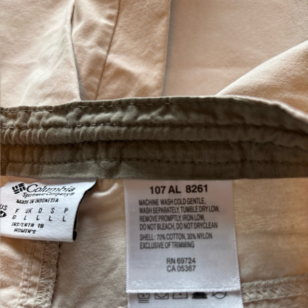 Columbia Women’s Khaki Cargo Capris – Size M - Picture 8 of 8
